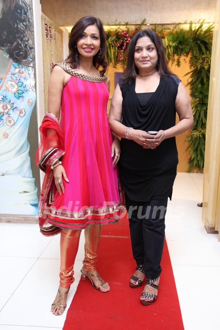 Achla Sachdev with Nisha sagar at her latest anaarkalis ‘SMITTEN’ at Juhu, Mumbai