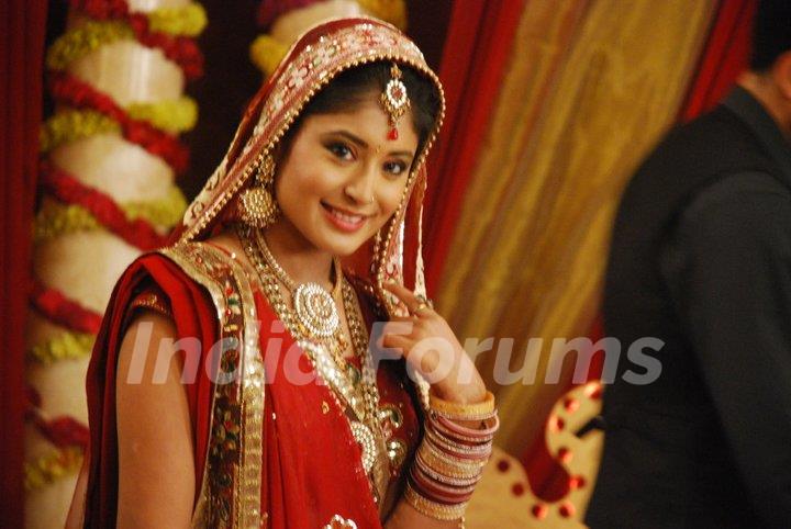 Kritika Kamra looking beautiful as a bride in Kitani Mohabbat Hai-2