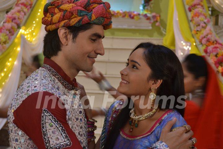 Still image of Mohan and Kastur from tvshow Dharampatni