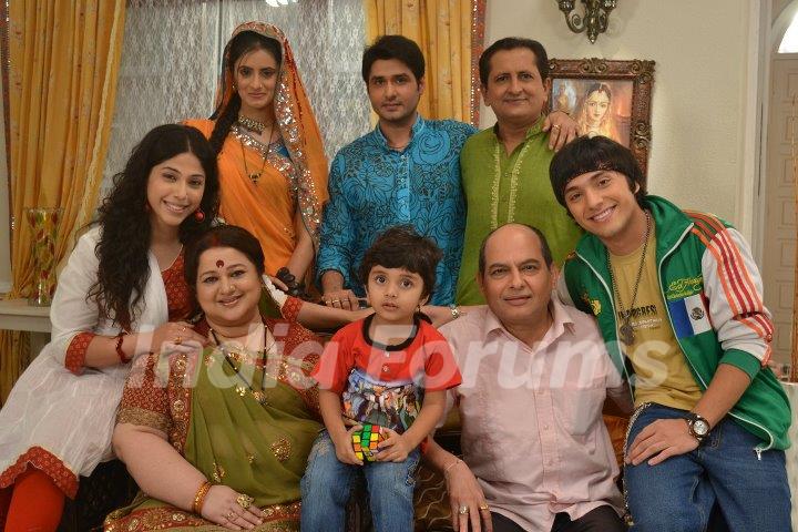 Cast from the show Dharampatni