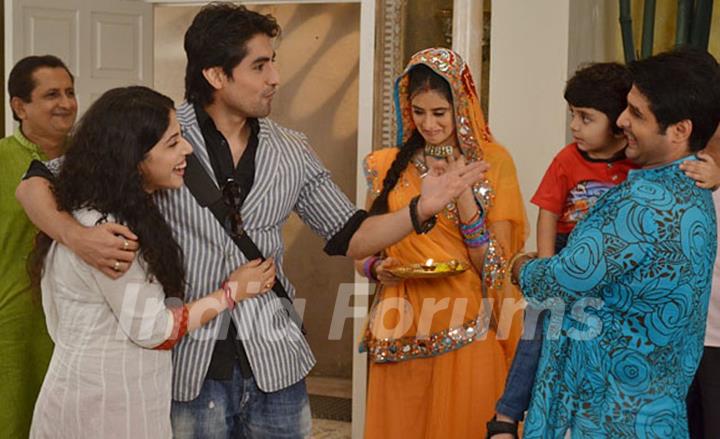 Mohan with his family in show Dharampatni