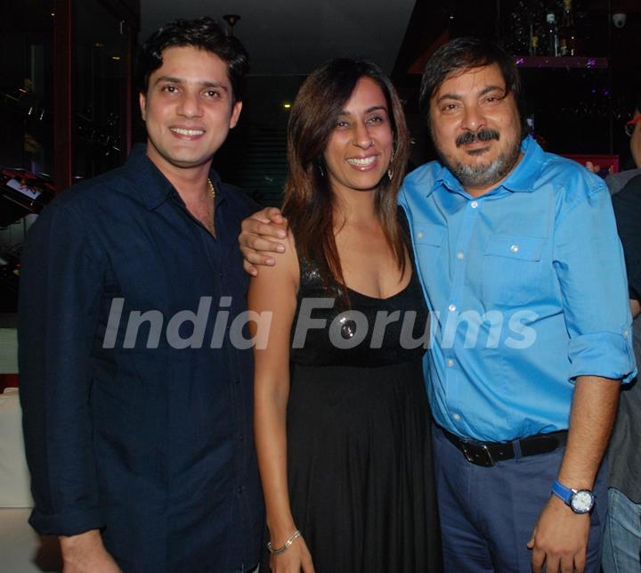 Tony Singh, Deeya Singh with Vishal Singhh at 'Maryaada Lekin Kab Tak' tvshow completion party