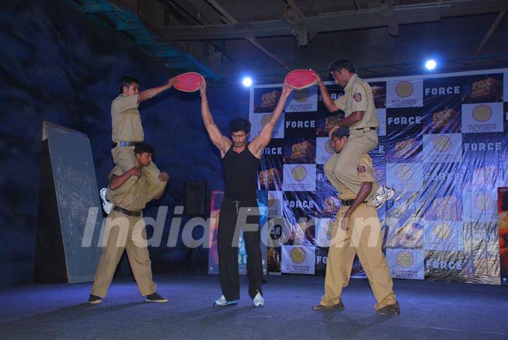 Force film villan Vidyut Jammwal at a live stunt session at Famous, Mahalaxmi