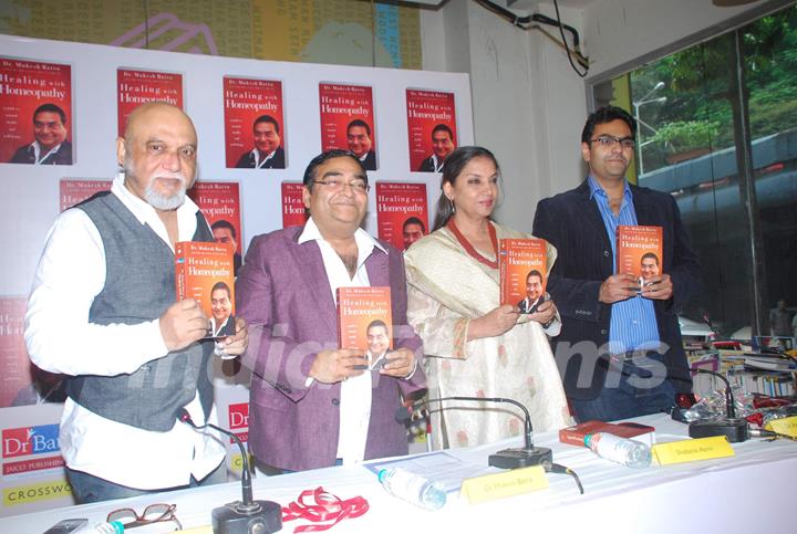 Shabana Azmi and Pritish Nandy at Mukesh Batra's Healing with Homeopothy book launch at Crossword, Kemps Corner