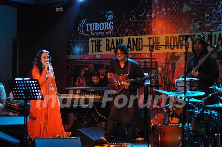 Ila Arun with Dhruv Ghanekar live performence for Rajsthani 'The Rani and The Rowady Rajas' at Blue Frog