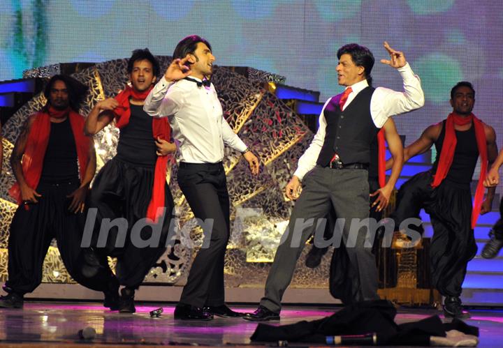 Shahrukh Khan performing with Ranveer Singh at 'Chevrolet Global Indian Music Awards'