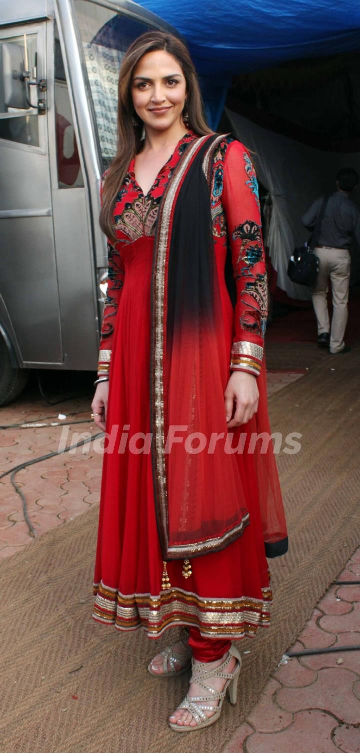 Esha Deol on the sets of India's Got Talent 3 for promotion of film 'Tell Me O Khuda' at Filmcity