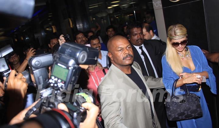 Hollywood actress Paris Hilton posing for photographs on her arrival in Mumbai at Hotel JW Marriott in Juhu, Mumbai