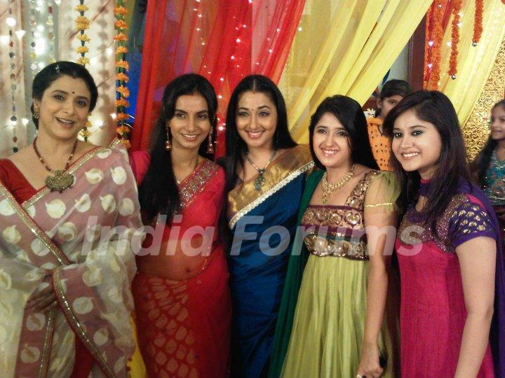 Supriya, Bhairavi, Shruti Ulfat, Neha Narang and Tapeshwari on the sets of Sasural Genda Phool