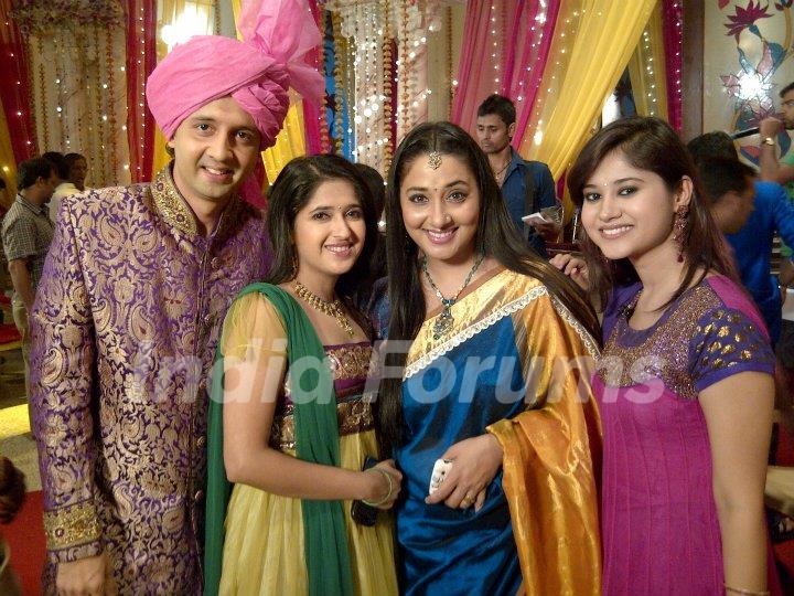 Sham Mashalkar, Neha Narang, Shruti Ulfat and Tapeshwari on the sets of Sasural Genda Phool