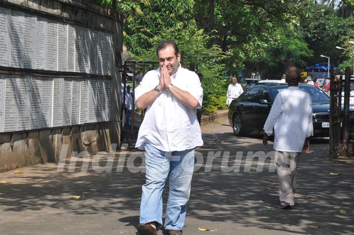 Rajiv Kapoor at Producer Surinder Kapoor funeral at Vile Parle in Mumbai