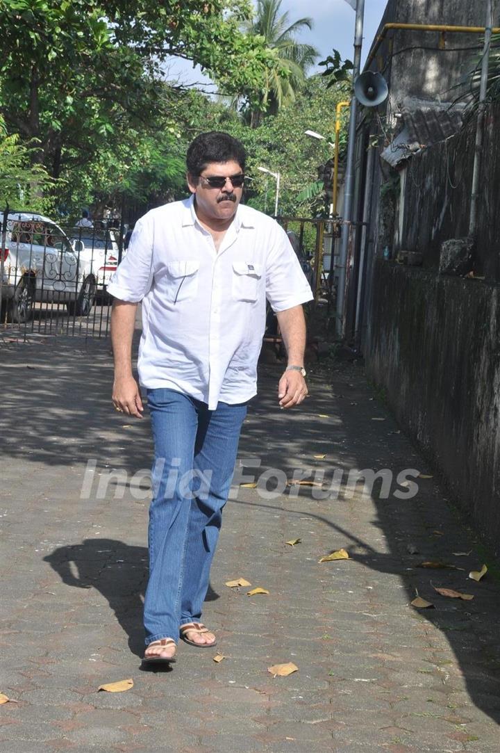 Pankaj Dheer at Producer Surinder Kapoor funeral at Vile Parle in Mumbai