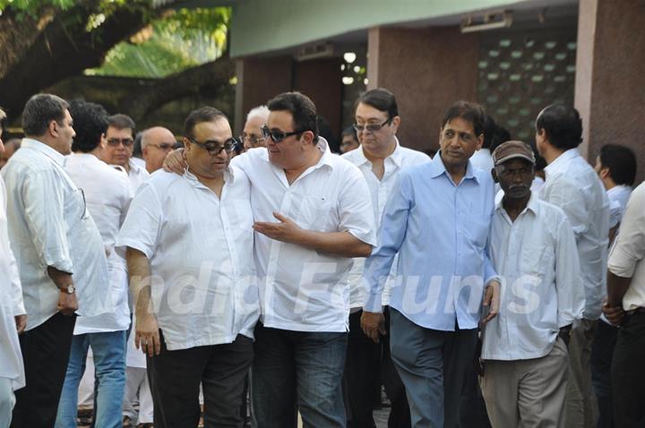 Rishi and Randhir Kapoor at Producer Surinder Kapoor funeral at Vile Parle in Mumbai