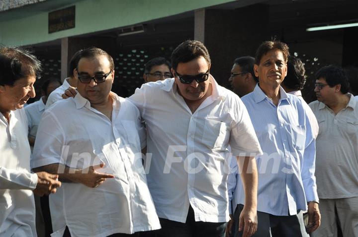 Rishi Kapoor at Producer Surinder Kapoor funeral at Vile Parle in Mumbai