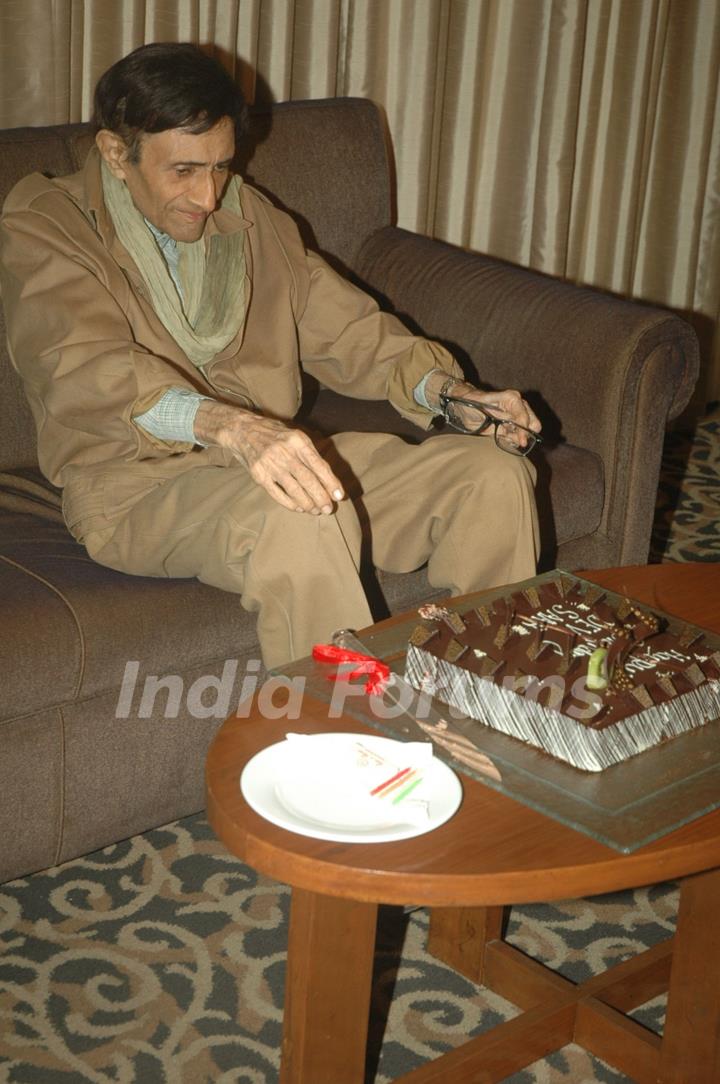 Dev Anand celebrates birthday with media at Sun N Sand