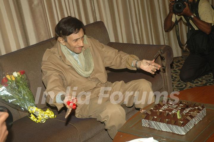 Dev Anand celebrates birthday with media at Sun N Sand