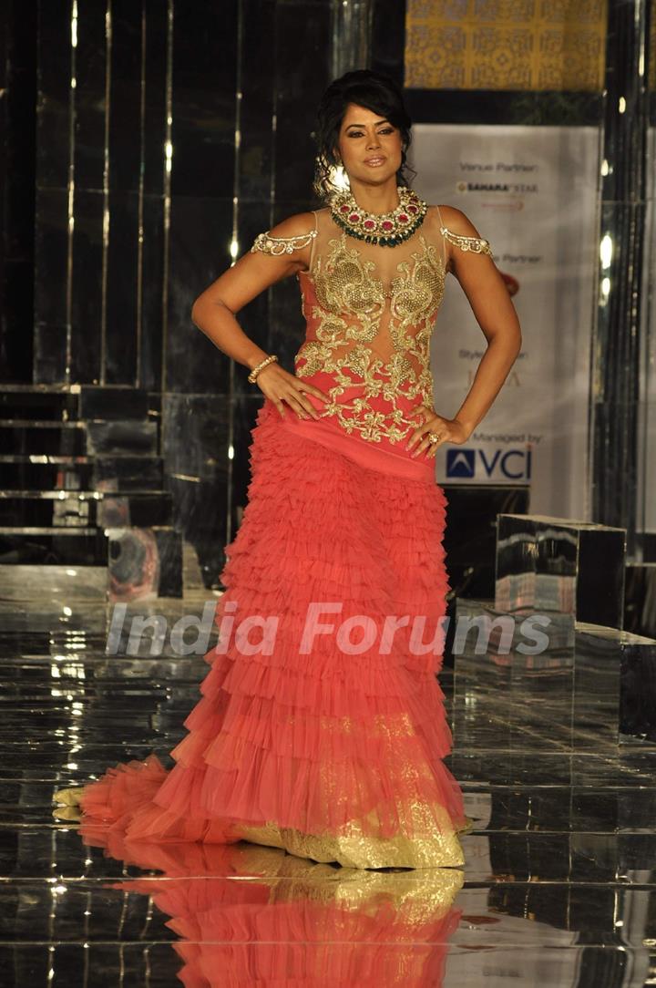 Sameera Reddy walks on the ramp for Shane & Falguni Peacock at Mumbai