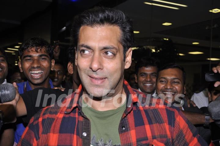 Salman Khan spotted returning back after successful surgery at the Mumbai International Airport