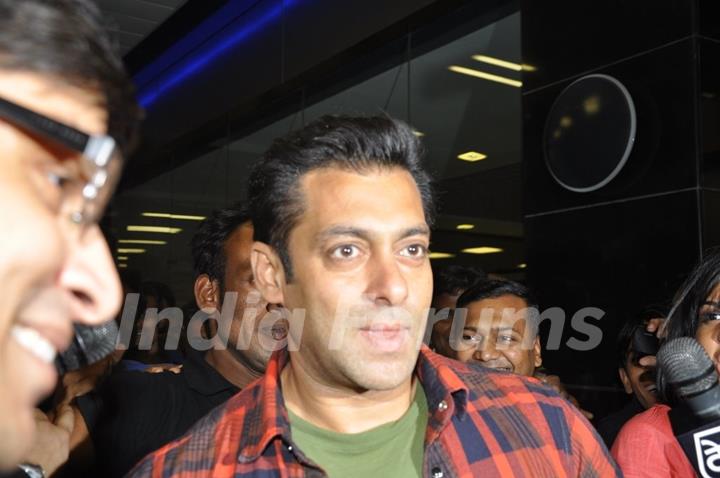 Salman Khan spotted returning back after successful surgery at the Mumbai International Airport
