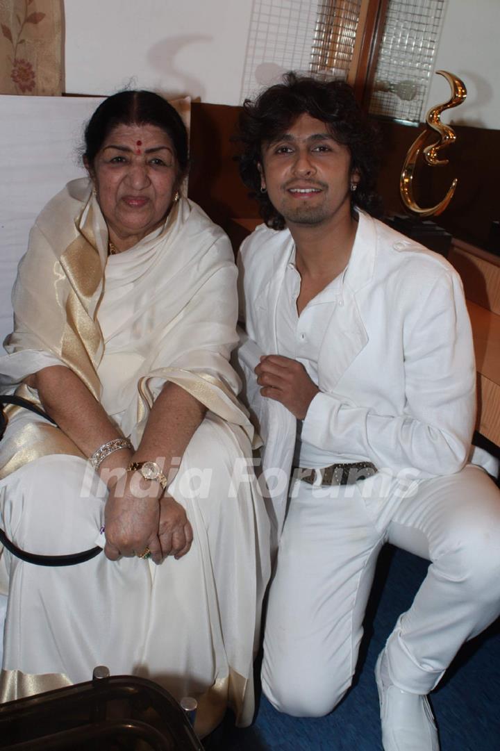 Sonu Nigam at Lata Mangeshkar birthday bash at Shanmukhanand Hall