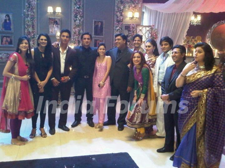 Cast and Crew of Bade Acche Laggte Hai