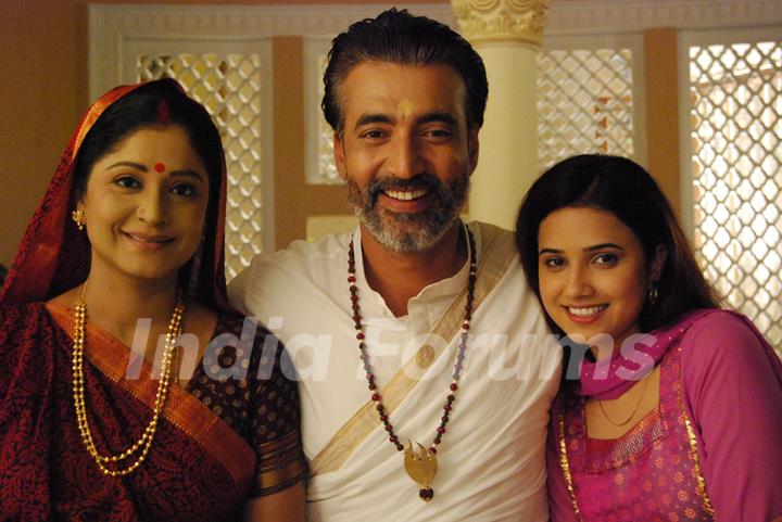 Nityananda Swami with his wife and daughter in tvshow Havan