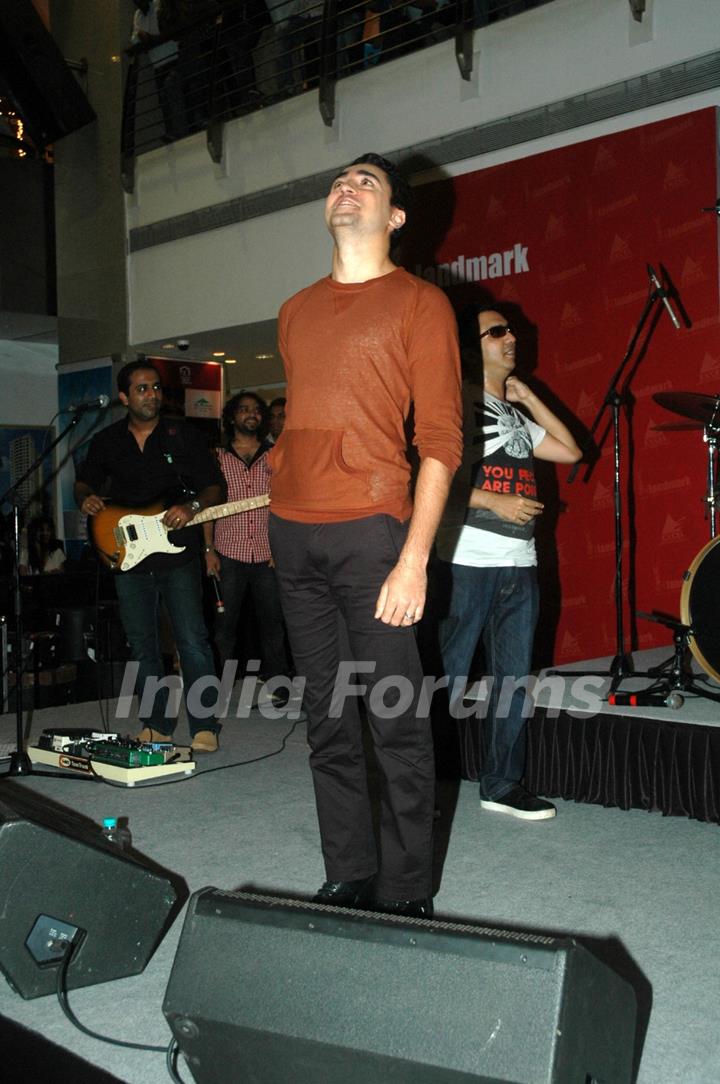 Imran Khan at Delhi Belly DVD launch at Landmark