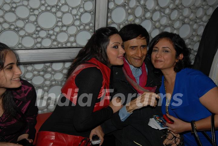 Dev Anand with Divya Dutta and Devshi Khanduri at Premiere of film 'Chargesheet'