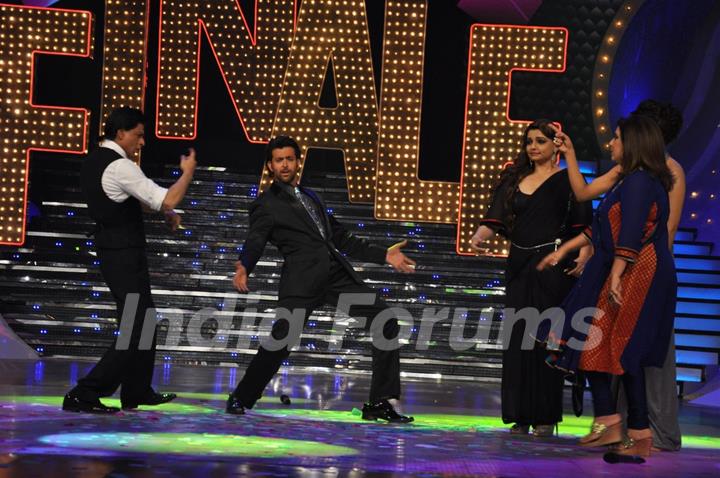 Shah Rukh Khan, Priyanka Chopra and Hrithik Roshan at the finale of Just Dance at Filmcity, Mumbai