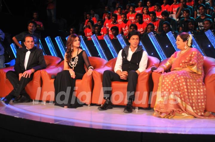 Shah Rukh Khan, Dharmendra, Sonali and Kirron Kher on the sets of India's Got Talent 3 finale