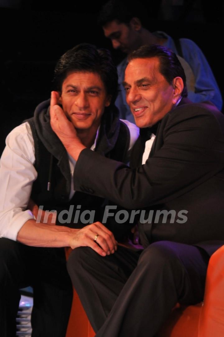 Shah Rukh Khan and Dharmendra on the sets of India's Got Talent 3 finale