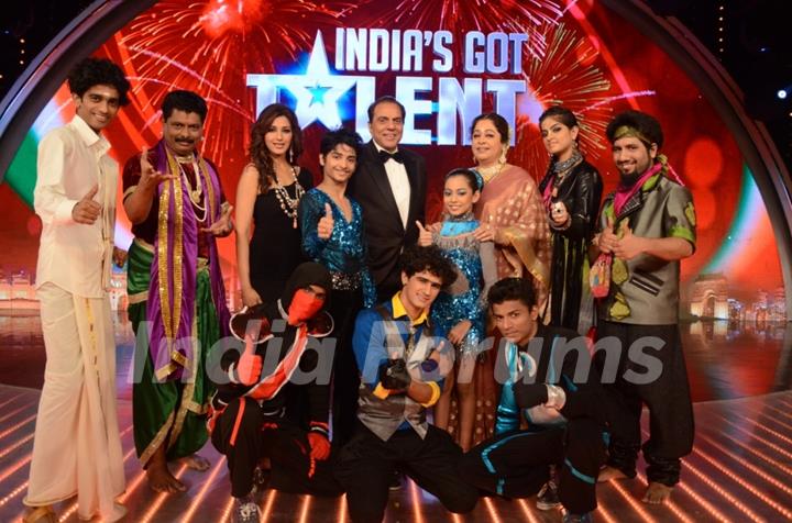 Judges Sonali, Dharmendra and Kirron Kher with all the finalists in India's Got Talent 3 Grand Final