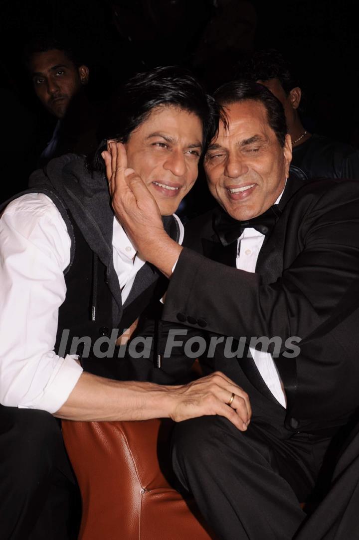 Shah Rukh Khan and Dharmendra on the sets of India's Got Talent 3 in Film City