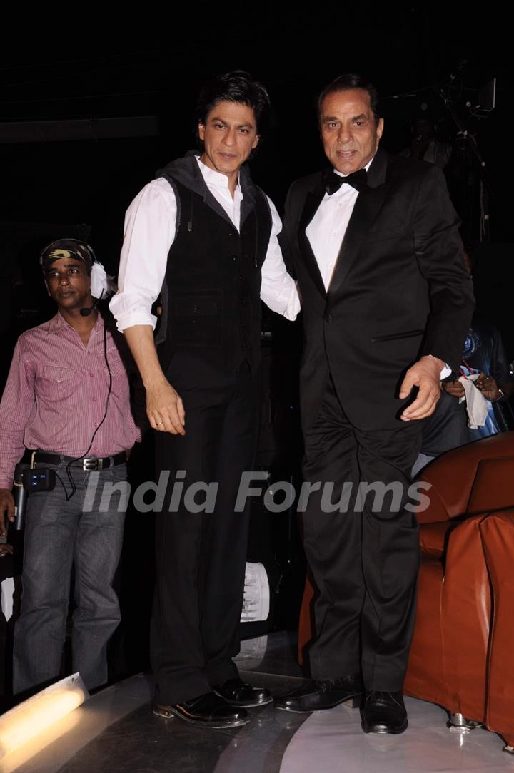 Shah Rukh Khan and Dharmendra on the sets of India's Got Talent 3 in Film City