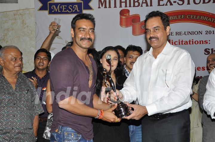 Ajay Devgan felicitated by Ex Mithibai College association headed by Krishna Hegde