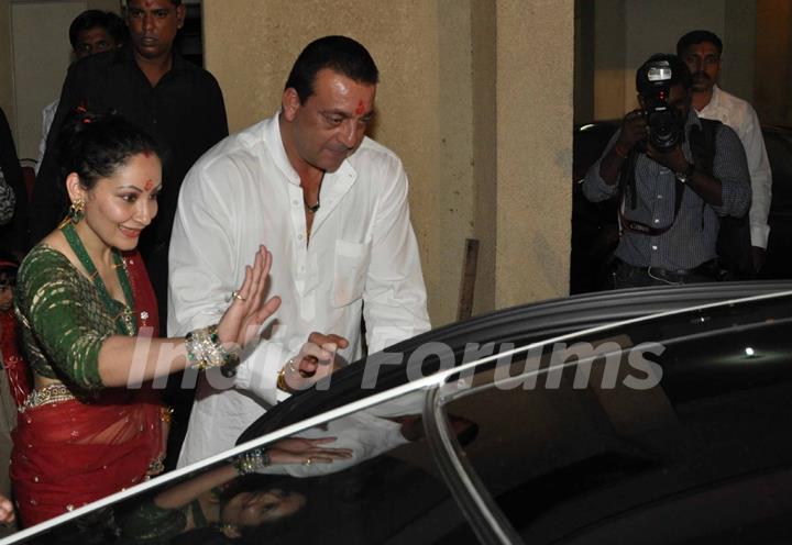 Sanjay Dutt and Manyata grace Mata Ki Chowki in Bandra