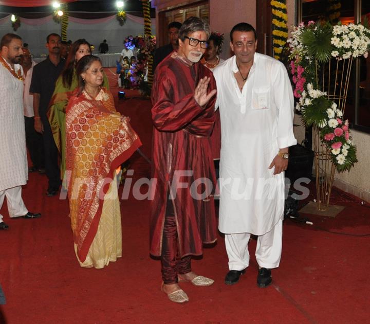 Amitabh and Jaya grace Sanjay Dutt's Mata Ki Chowki in Bandra