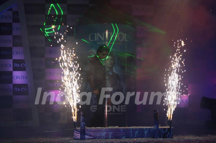 Shah Rukh Khan unveils Cinthol- Ra.one Deo