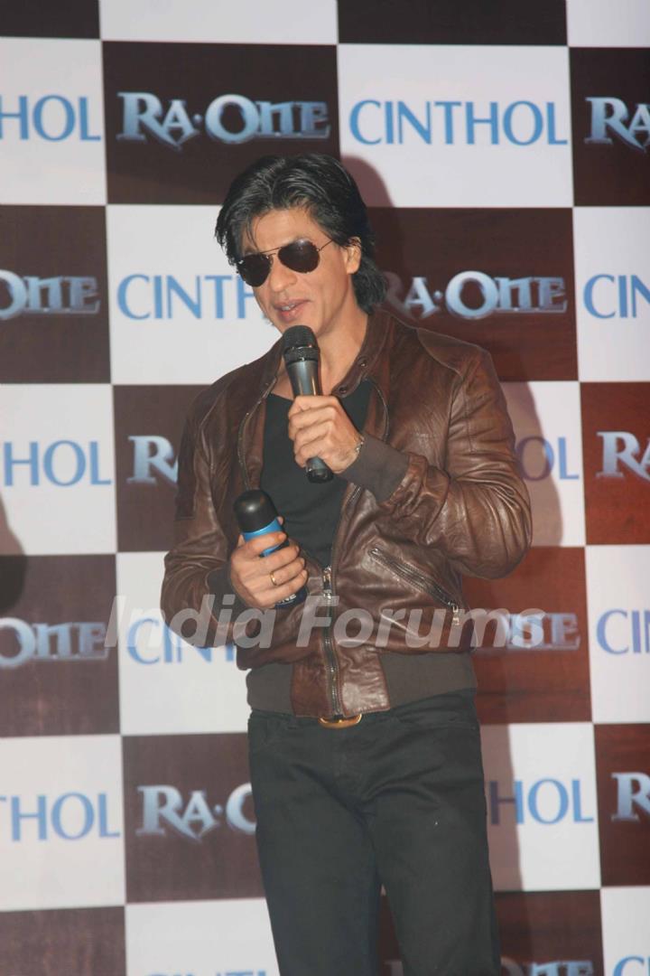 Shah Rukh Khan unveils Cinthol- Ra.one Deo