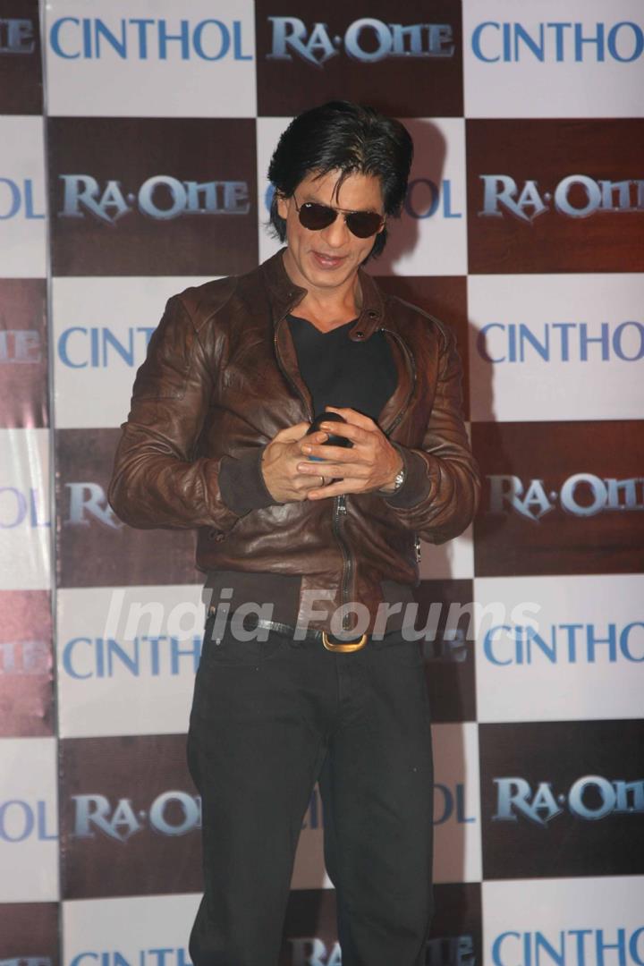 Shah Rukh Khan unveils Cinthol- Ra.one Deo