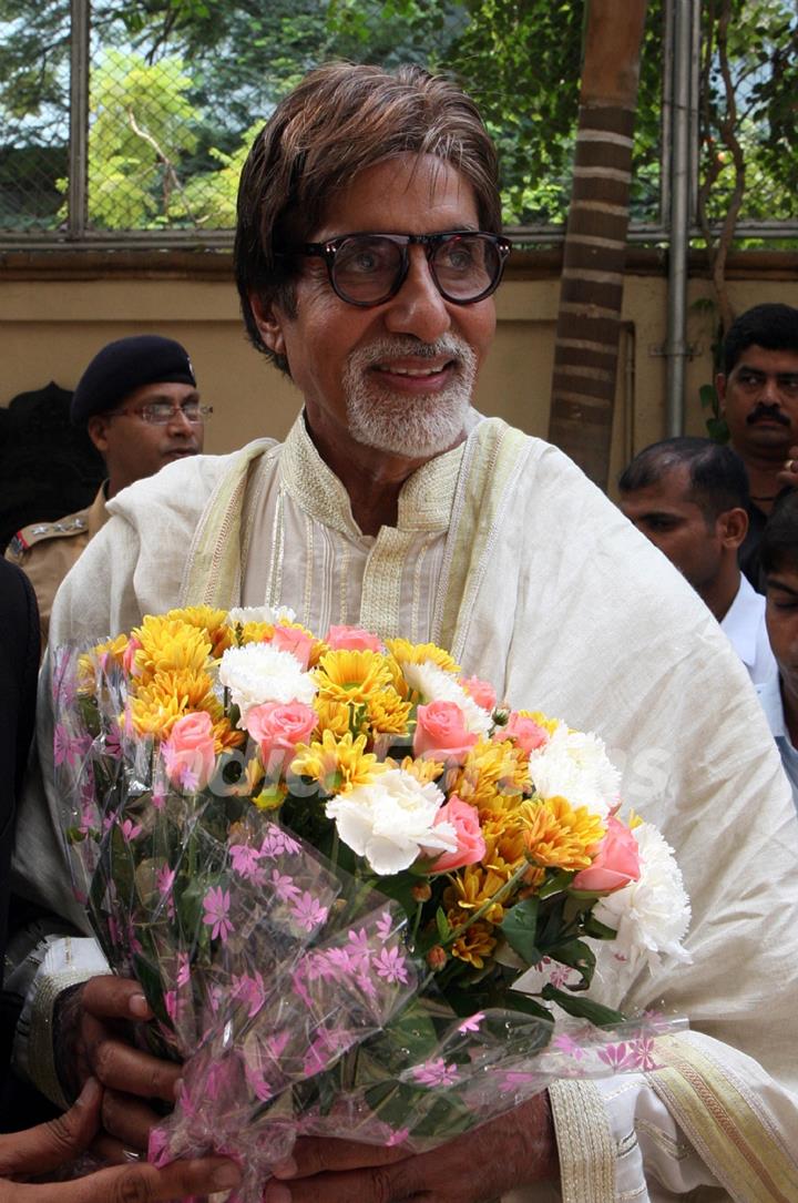 Amitabh Bachchan celebrates his 69th Birthday with media at his office Janak in Mumbai