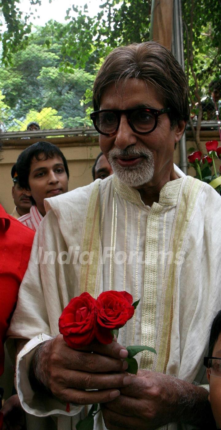 Amitabh Bachchan celebrates his 69th Birthday with media at his office Janak in Mumbai