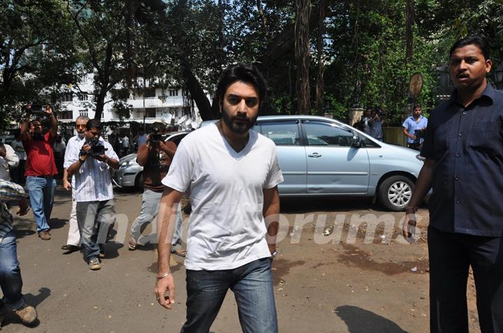 Shekhar Ravjiani at Funeral of Legendery Gazal Singer 'Jagjit Singh' at Chandanwadi Crematorium