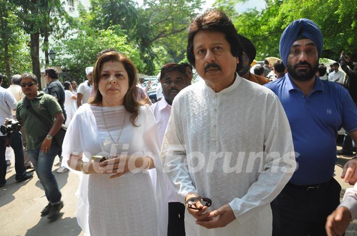 Pankaj Udhas with wife at Funeral of Legendery Gazal Singer 'Jagjit Singh' at Chandanwadi Crematoriu