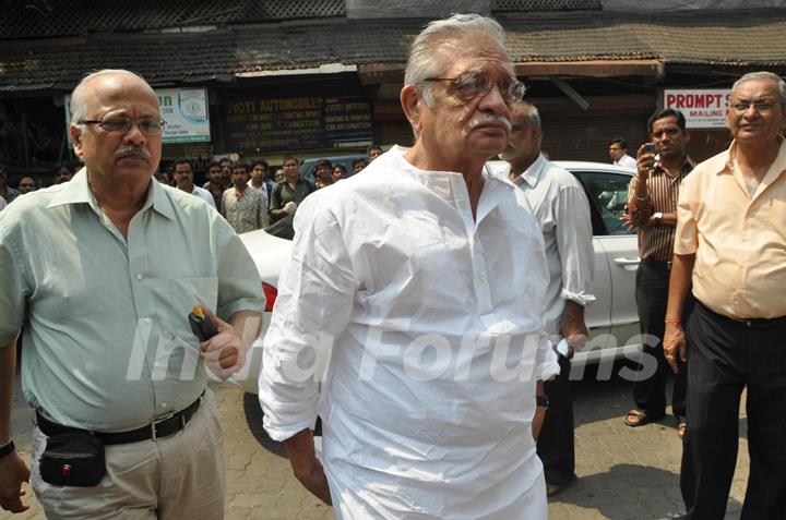 Gulzar at Funeral of Legendery Gazal Singer 'Jagjit Singh' at Chandanwadi Crematorium, Mumbai