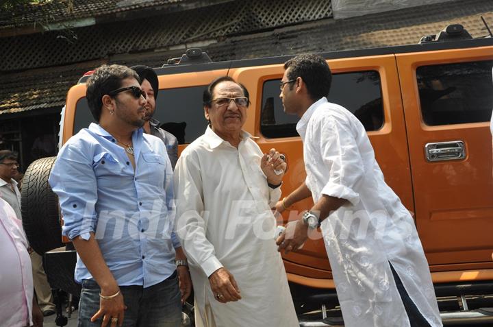 Ghulam Ali and Mika at Funeral of Legendery Gazal Singer 'Jagjit Singh' at Chandanwadi Crematorium