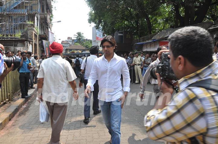 Shaan at Funeral of Legendery Gazal Singer 'Jagjit Singh' at Chandanwadi Crematorium, Amrin Lines