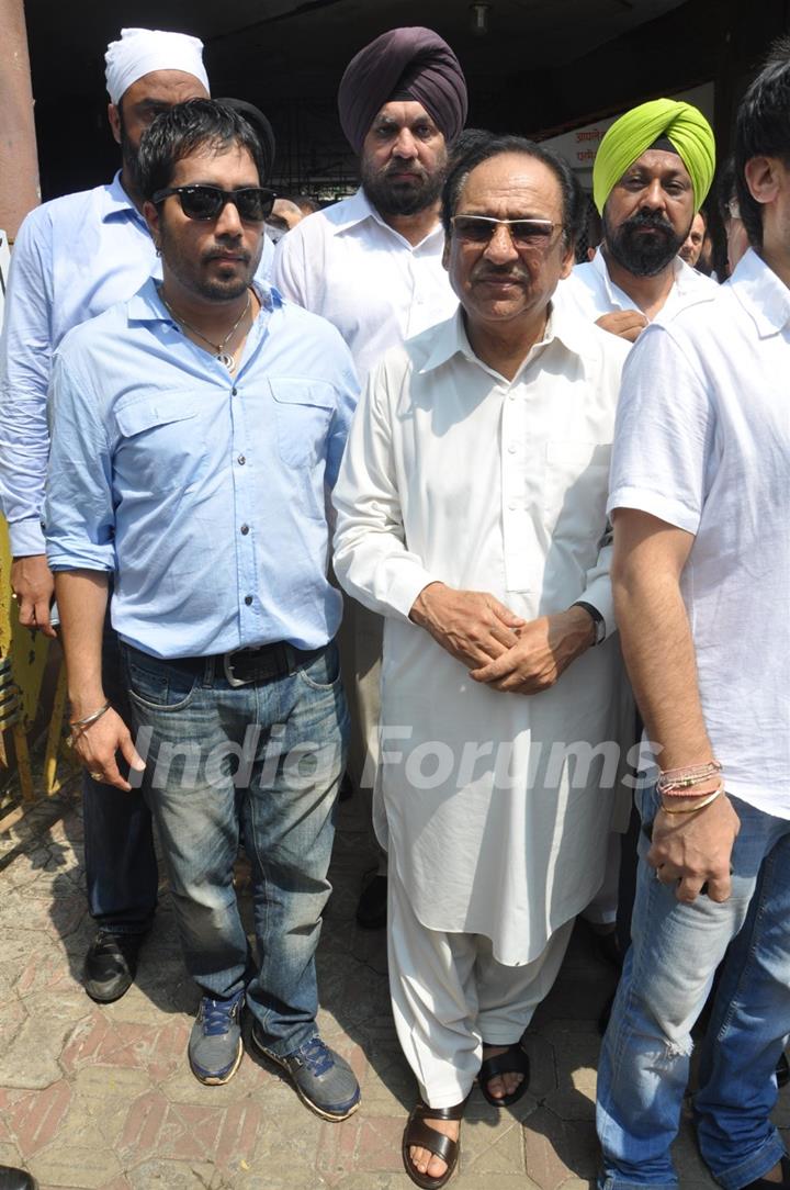 Ghulam Ali and Mika at Funeral of Legendery Gazal Singer 'Jagjit Singh' at Chandanwadi Crematorium