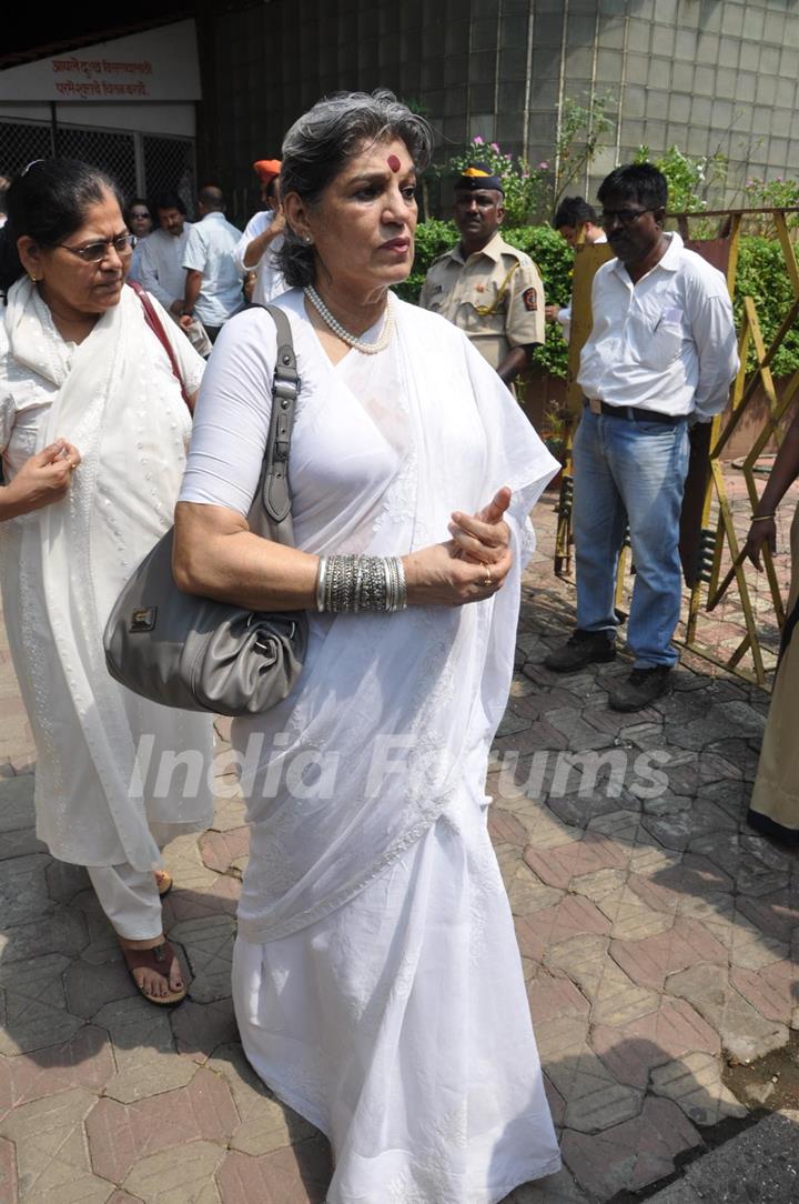 Dolly Thakore at Funeral of Legendery Gazal Singer 'Jagjit Singh' at Chandanwadi Crematorium, Mumbai