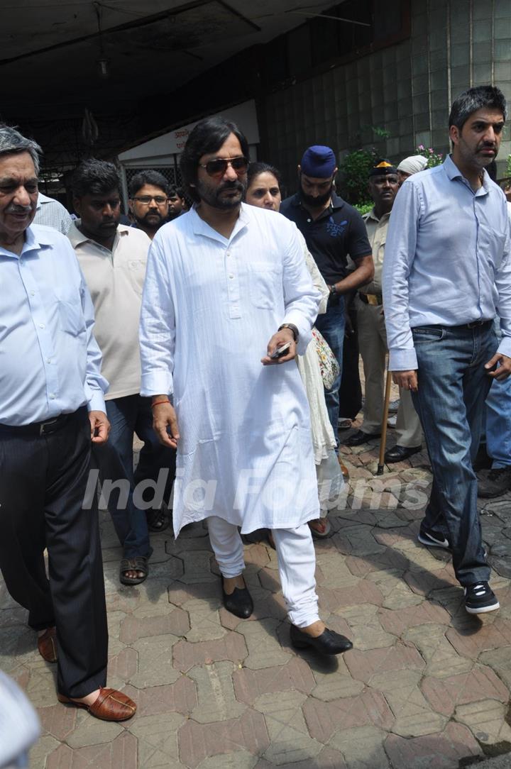 Roop Kumar Rathod at Funeral of Legendery Gazal Singer 'Jagjit Singh' at Chandanwadi Crematorium